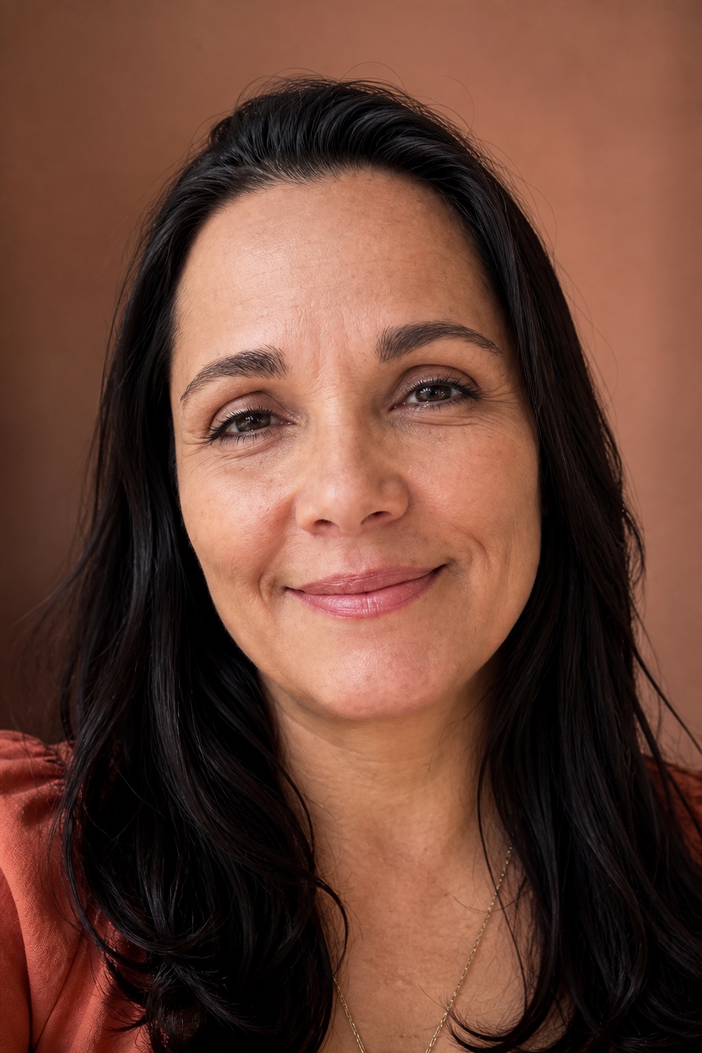 Retrato da Adriana Lutti, de perto, com expressão calma